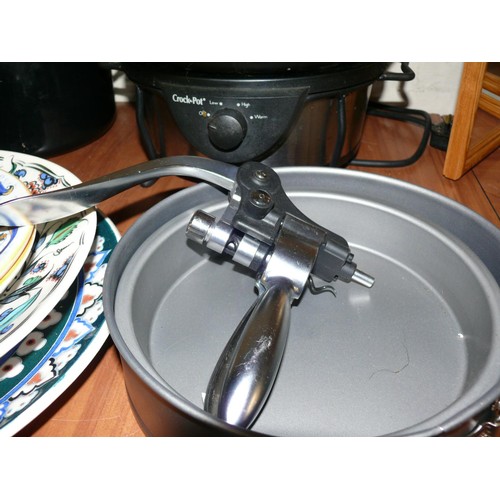 185 - JOBLOT OF KITCHENWARE TO INCLUDE ELECTRIC CROCK POT, CASSEROLE DISH WITH LID, CAKE TINS, DECORATIVE ... 