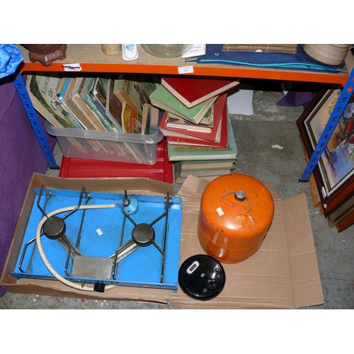 190 - LARGE MIXED LOT TO INCLUDE DECORATIVE CHINA, COOLBOX, LAMP, DVD BOXSET, METALWARE, KITCHENWARE, BOOK... 