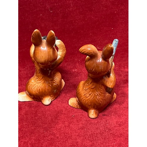 81 - A PAIR OF GOEBEL RABBIT FIGURINES ONE WITH RIFLE AND ONE WITH BINOCULARS