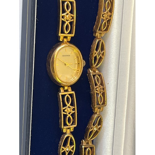 14 - A GOLD PLATED WATCH AND MATCHING BRACELET SET