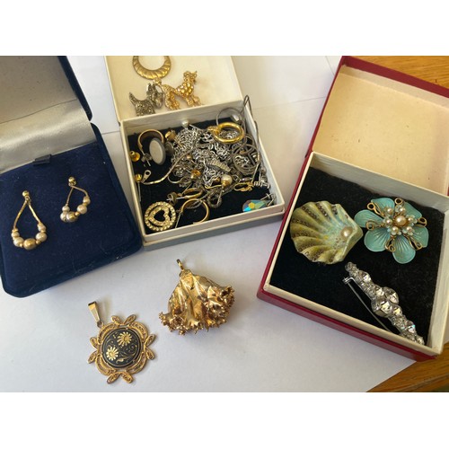 29 - A COLLECTION OF JEWELLERY IN BOXES