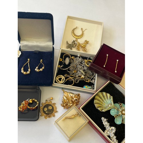 29 - A COLLECTION OF JEWELLERY IN BOXES