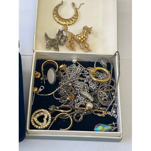 29 - A COLLECTION OF JEWELLERY IN BOXES