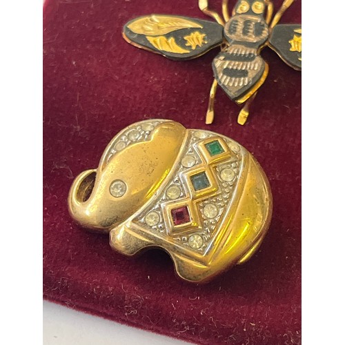 32 - A COLLECTION OF BROOCHES A BEE, BUTTERFLY, AND GOLD/P ELEPHANT