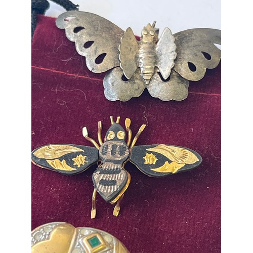 32 - A COLLECTION OF BROOCHES A BEE, BUTTERFLY, AND GOLD/P ELEPHANT