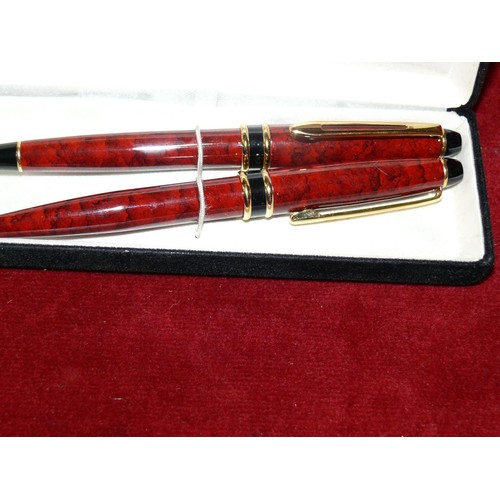 40 - A FINE SET OF FOUNTAIN AND BALLPOINT IN BOX