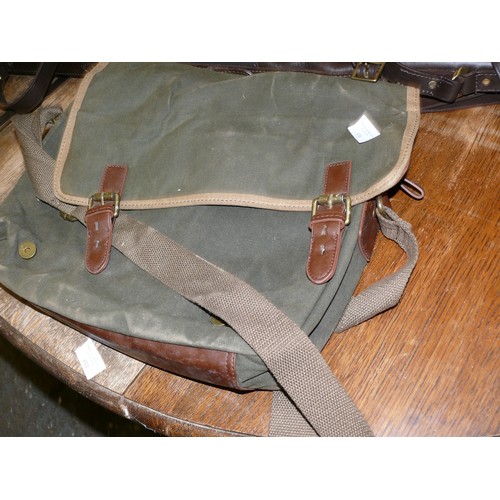 410 - A VINTAGE SHOOTING CARRY SATCHEL