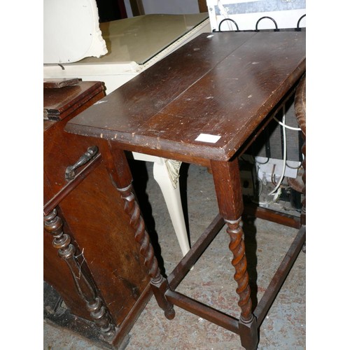 412 - VINTAGE OAK SIDE TABLE WITH BARLEY TWIST LEGS