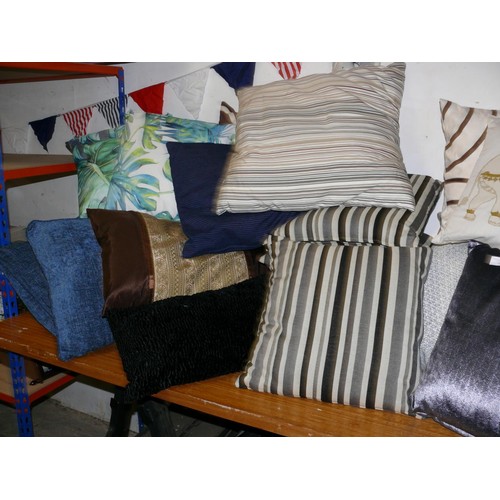 402 - VERY LARGE SELECTION OF GOOD QUALITY CUSHIONS IN VARIOUS DESIGNS