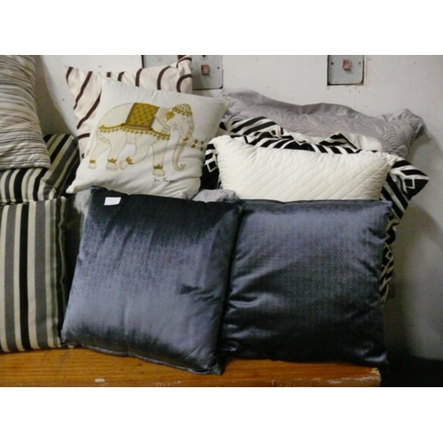 402 - VERY LARGE SELECTION OF GOOD QUALITY CUSHIONS IN VARIOUS DESIGNS