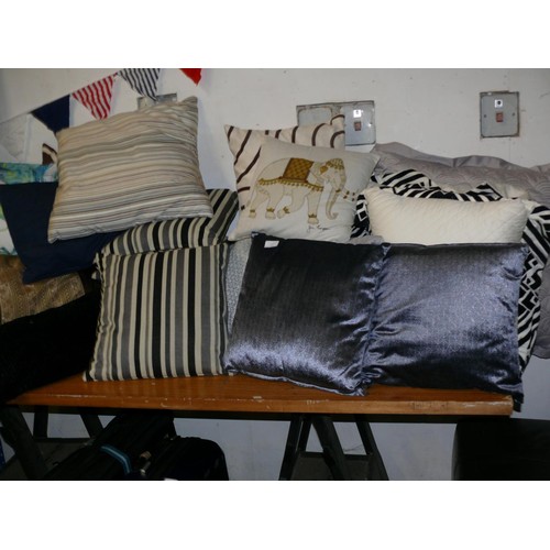 402 - VERY LARGE SELECTION OF GOOD QUALITY CUSHIONS IN VARIOUS DESIGNS