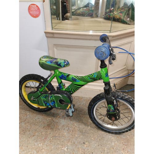 413A - A SMALL CHILDS BMX BIKE IN GREEN