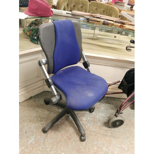 413B - A CONTEMPORARY BLUE AND GREY SWIVEL CHAIR AND 2 TRILBY HATS