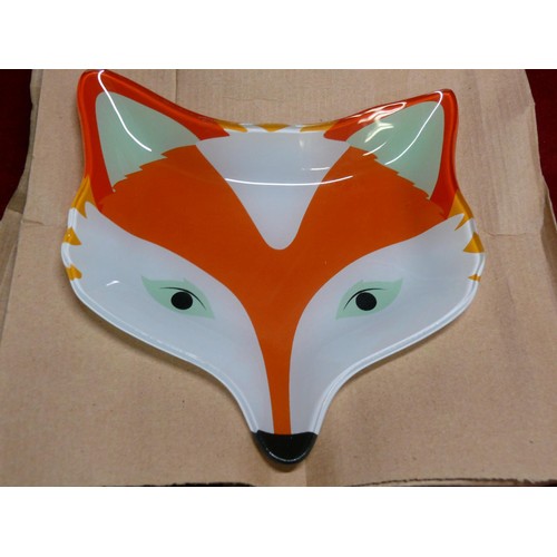 86 - SET OF 3 OCCASIONAL GLASS PLATES IN THE SHAPE OF FOXES, NEW IN BOX