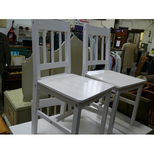 298 - WHITE PAINTED KITCHEN TABLE WITH 4 MATCHING CHAIRS