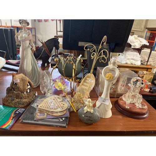 152 - LARGE MIXED LOT OF DECORATIVE ITEMS TO INCLUDE LLADRO LADY (WITH BROEN FINGERS), CRYSTAL ORAMENTS, L... 