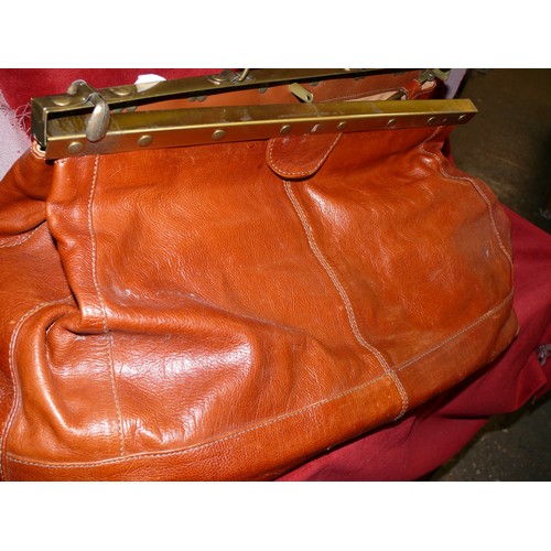 154 - VINTAGE L`AMICA ITALIAN LEATHER GLADSTON BAG