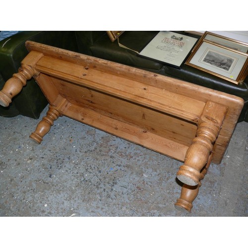 288 - PINE COFFEE TABLE WITH TURNED LEGS