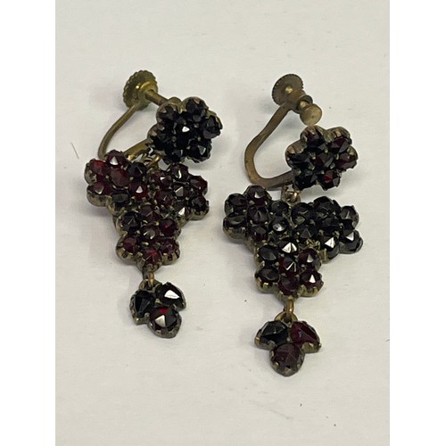 26 - 2 PAIRS OF EARRINGS A SILVER AND PEARL AND A PAIR OF VINTAGE OLD GARNETS