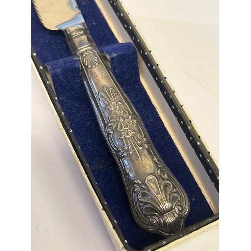 19 - A SILVER HANDLE CAKE KNIFE BOXED