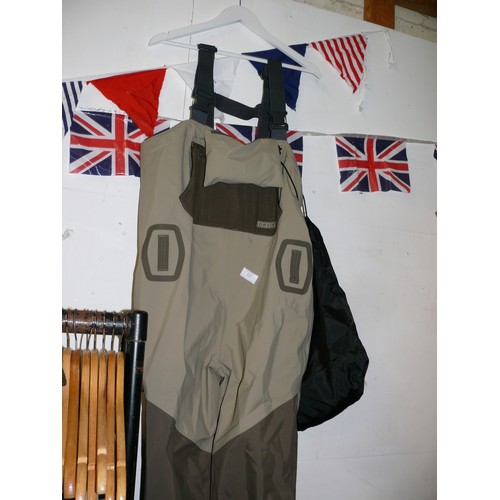 325 - PAIR OF ORVIS WADERS SIZE SP WITH CARRY BAG