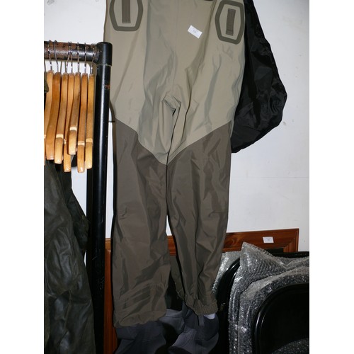 325 - PAIR OF ORVIS WADERS SIZE SP WITH CARRY BAG