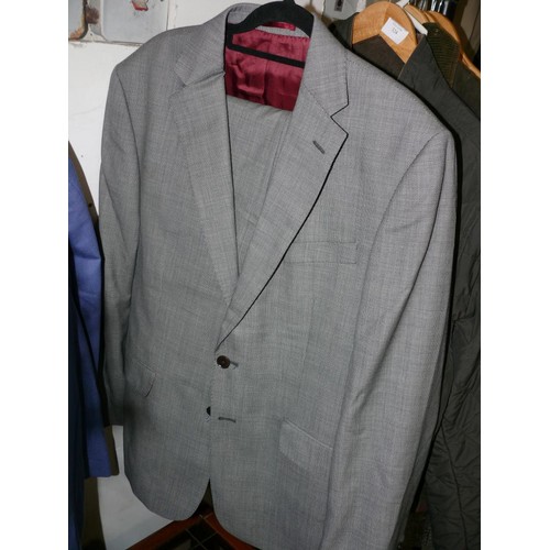 323 - 5 GENTS SUITS IN PINSTRIPE OR CHECK MOSTLY 42