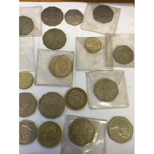 32 - A COLLECTION OF BRITISH COLLECTABLE COINS £2, 1, 50P CROWNS