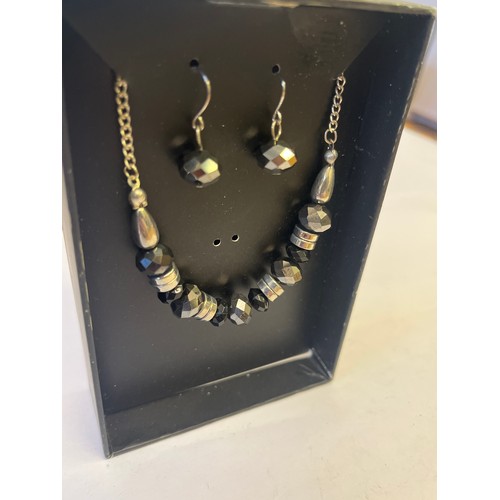 35 - BOXED SET OF NECKLACE AND EARRINGS