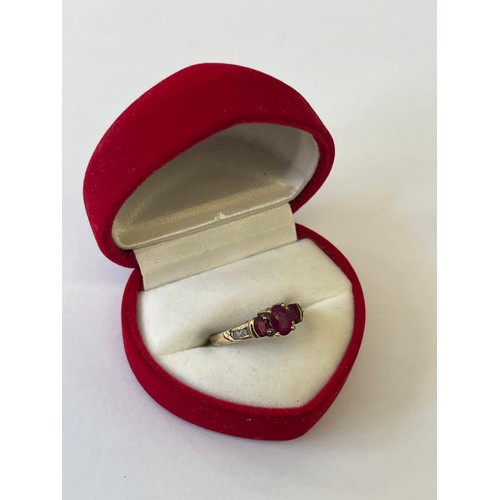 6 - A BEAUTIFUL NATURAL RUBY & DIAMOND 9ct RING 3 GOOD SIZE RUBIES 4 DIAMONDS SIZE M WEIGHT 2.2gr