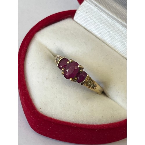 6 - A BEAUTIFUL NATURAL RUBY & DIAMOND 9ct RING 3 GOOD SIZE RUBIES 4 DIAMONDS SIZE M WEIGHT 2.2gr