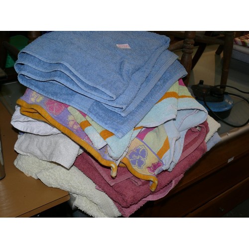 273A - LARGE QUANTITY OF TOWELS IN VARIOUS SIZES