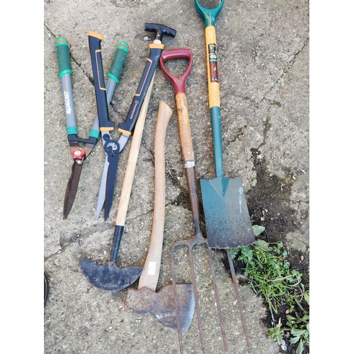 366 - MIXED GARDEN TOOLS SPADE, FORK, 2 PAIRS OF SHEARS, AXE ETC