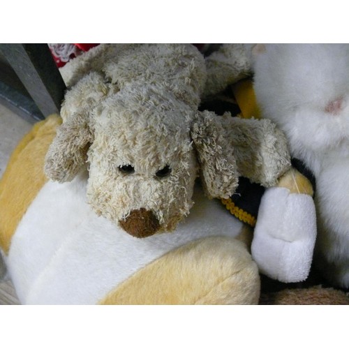 287A - SELECTION OF SOFT TOYS TO INCLUDE A LARGE MEERKAT, CAT, RABBIT, DOG AND BEAR