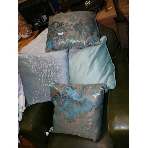 290B - NICE SELECTION OF GOOD QUALITY CUSHIONS IN TURQUOISE AND BLUE