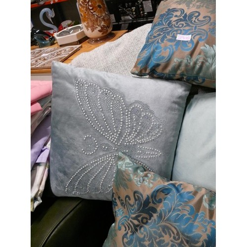 290B - NICE SELECTION OF GOOD QUALITY CUSHIONS IN TURQUOISE AND BLUE