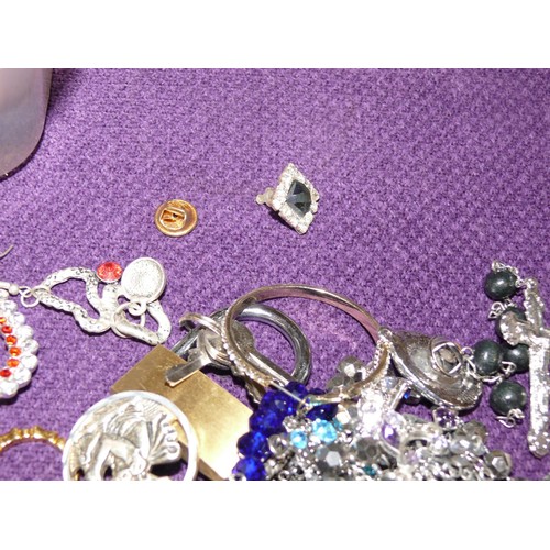 38 - LARGE COLLECTION OF COSTUME JEWELLERY GOOD FASHION ITEMS