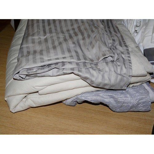 264 - LARGE SELECTION OF GOOD QUALITY BED LINEN