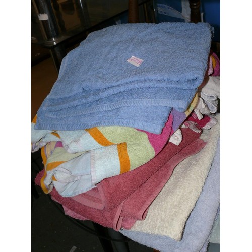 273A - LARGE QUANTITY OF TOWELS IN VARIOUS SIZES