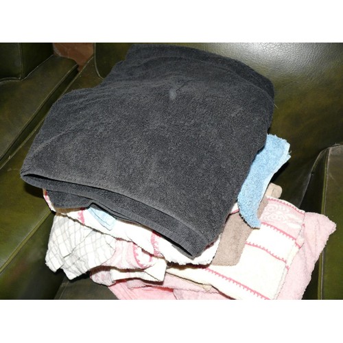 290A - LARGE QUANTITY OF GOOD QUALITY TOWELS