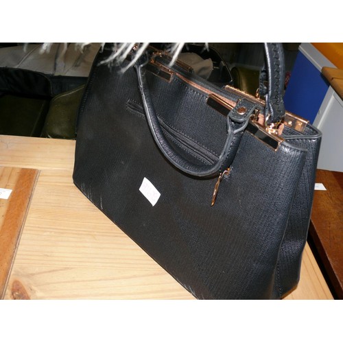 291B - BLACK LADIES HANDBAG WITH GOLD COLOURED TRIM POSSIBLY MICHAEL KORS