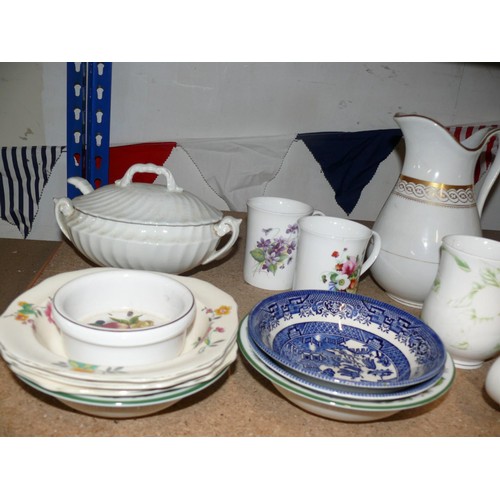 317 - 2 SHELVES OF CHINA TO INCLUDE ROYAL ALBERT OLD COUNTRY ROSES CUP AND SAUCER, FARMYARD BOWL AND CUP, ... 