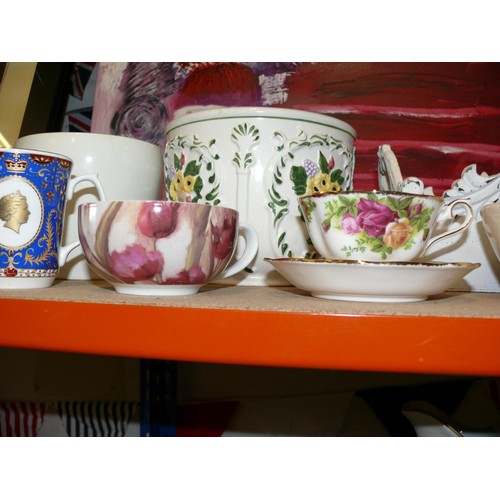 317 - 2 SHELVES OF CHINA TO INCLUDE ROYAL ALBERT OLD COUNTRY ROSES CUP AND SAUCER, FARMYARD BOWL AND CUP, ... 