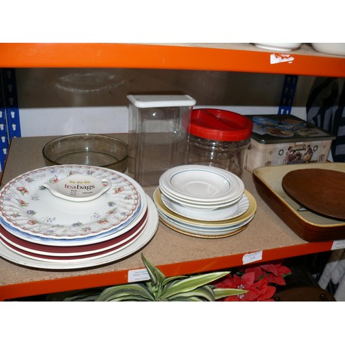 318 - 2 SHELVES OF DECORATIVE KITCHENWARE AND CHINA TO INCLUDE GLASS STORAGE JAR, VINTAGE TINS, OVEN DISHE... 