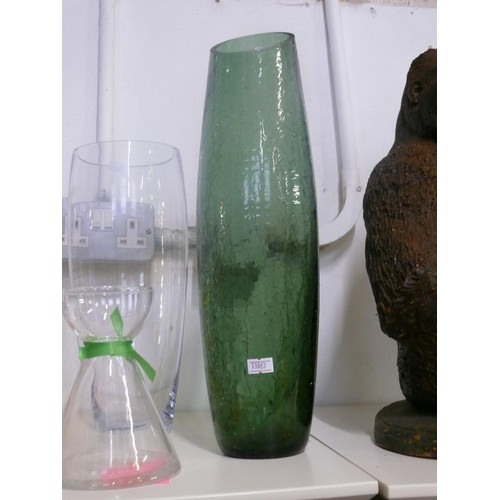 124 - SYLVAC PEBBLE VASE, TALL GREEN CRACKLE EFFECT VASE AND 3 OTHER CLEAR VASES