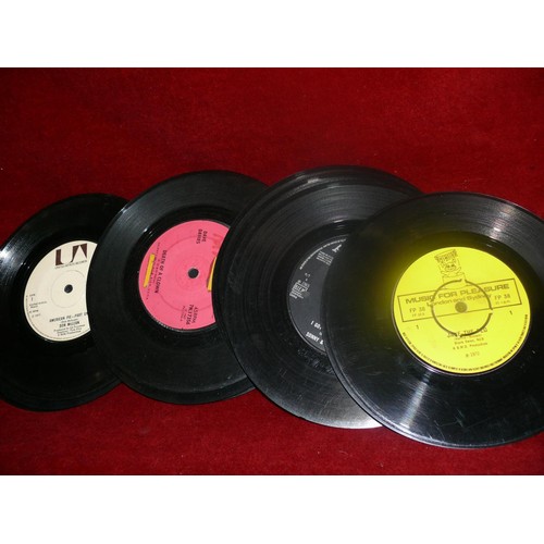 139 - 3 X RETRO SINGLE RECORD CASES WITH SOME SINGLE RECORDS