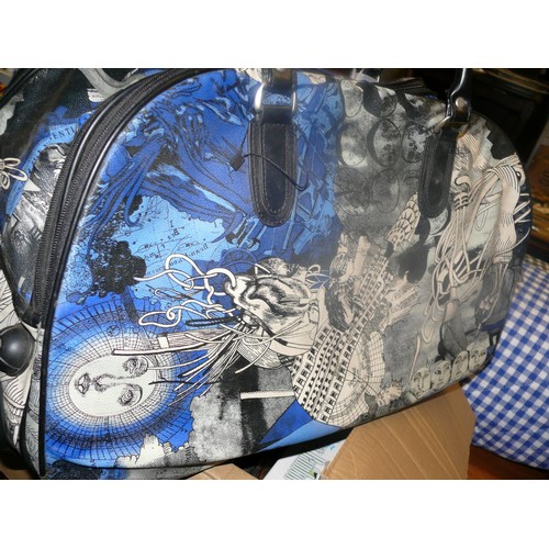 183 - GOOD QUALITY BLUE TRAVEL HOLDALL