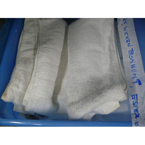 147 - LARGE TUB OF GOOD QUALITY WHITE TOWELS