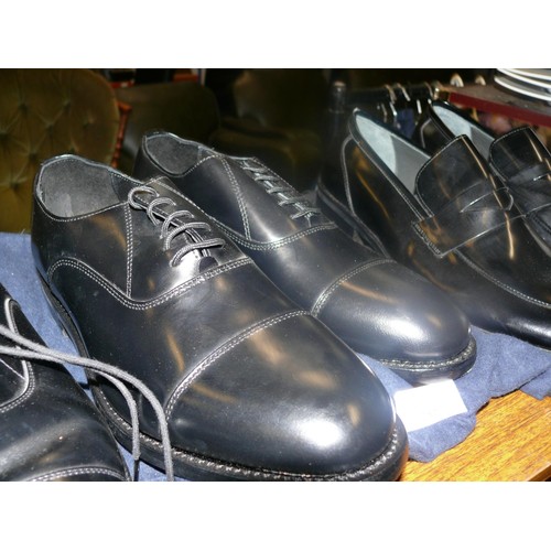 252 - 3 PAIRS OF VERY GOOD QUALITY GENTS BLACK LEATHER SHOES SIZE 8 BY JONES, SAMUEL WINDSOR AND FERUDUN