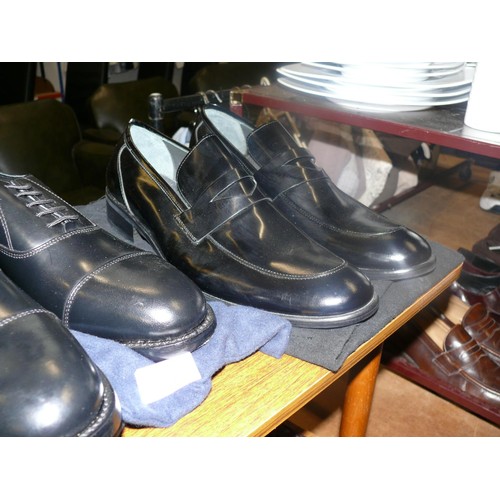 252 - 3 PAIRS OF VERY GOOD QUALITY GENTS BLACK LEATHER SHOES SIZE 8 BY JONES, SAMUEL WINDSOR AND FERUDUN